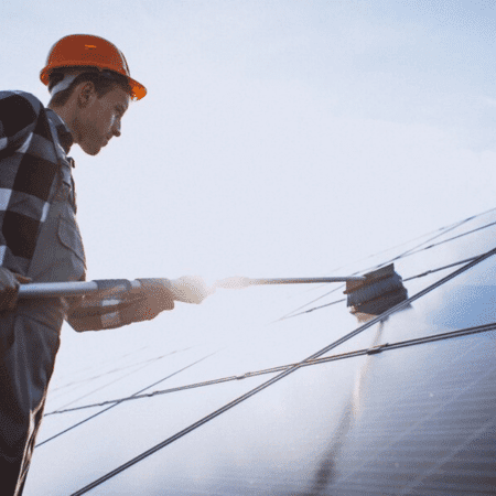 A limpeza de placas de energia solar é um serviço essencial para garantir a eficiência e o bom funcionamento do seu sistema fotovoltaico. Com o tempo, as placas solares acumulam sujeira, poeira, poluição, folhas, excrementos de pássaros e outros resíduos que podem reduzir significativamente a capacidade de absorção de luz solar.