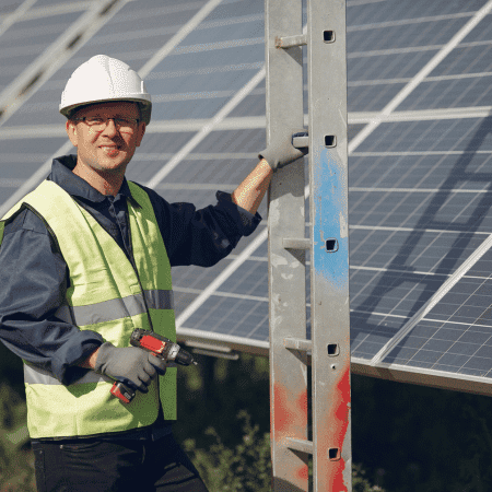 A manutenção de placas de energia solar é um serviço fundamental para garantir o desempenho contínuo e eficiente do seu sistema fotovoltaico.